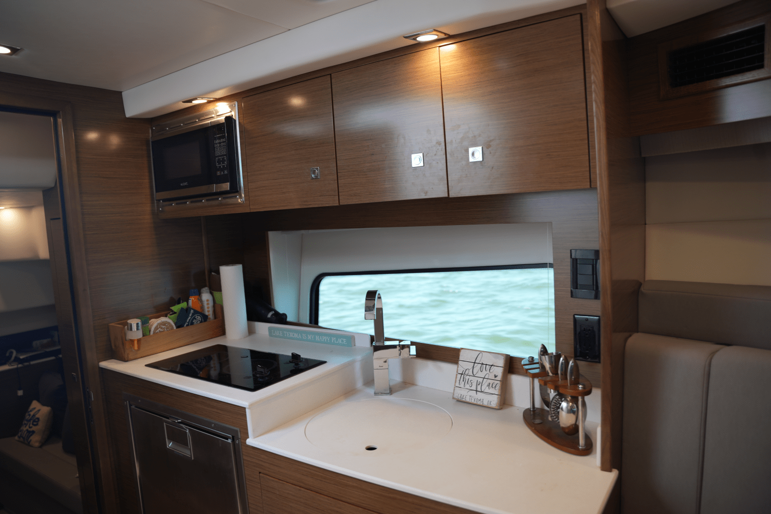 Slide: The Image of Cruisers 390 EXPRESS COUPE 2018 - 45