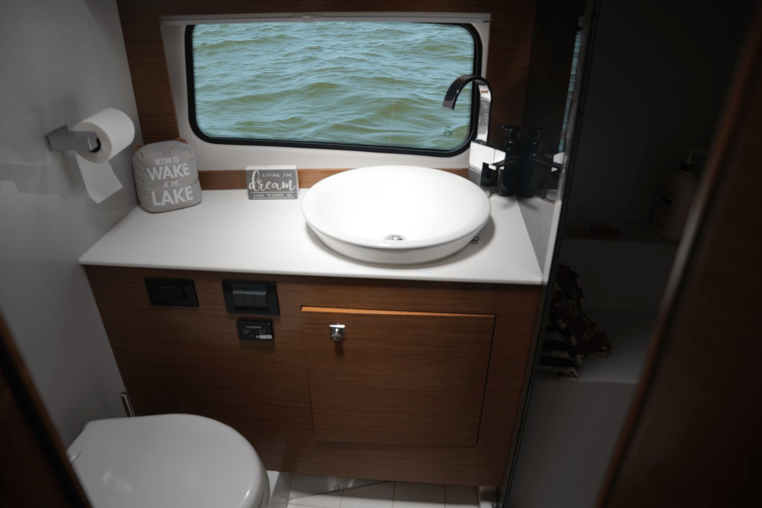 Slide: The Image of Cruisers 390 EXPRESS COUPE 2018 - 55