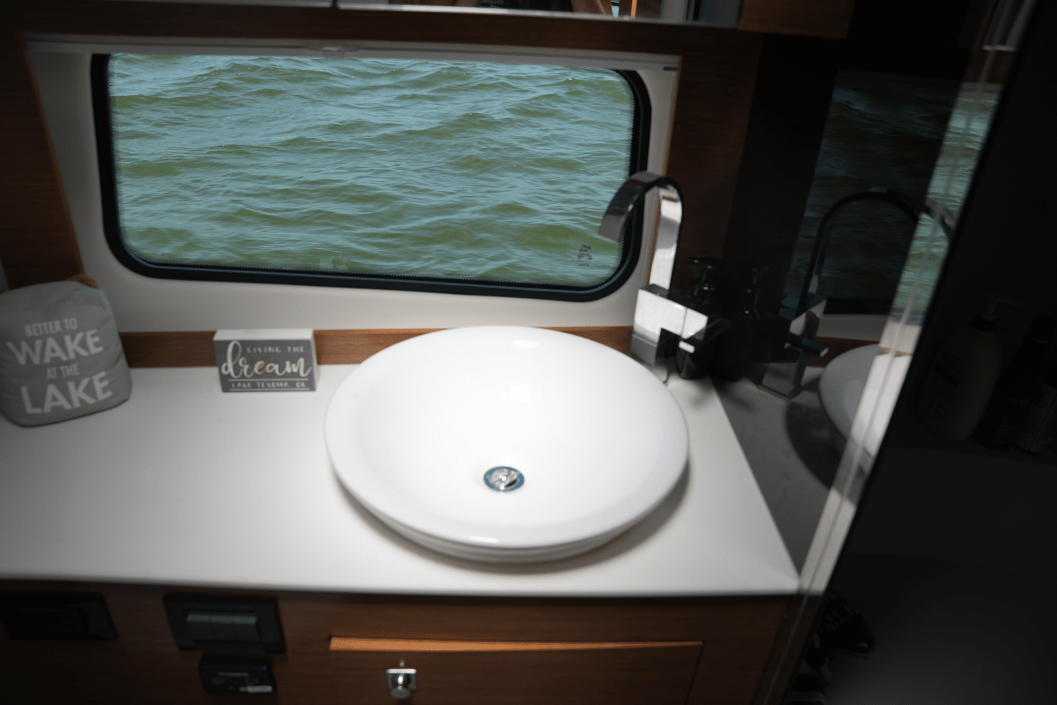 Slide: The Image of Cruisers 390 EXPRESS COUPE 2018 - 57