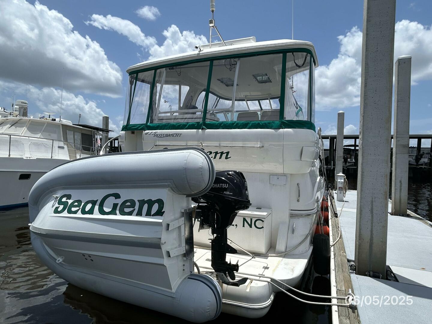 Slide: The Image of 41' Cruisers aft profile - 5390719