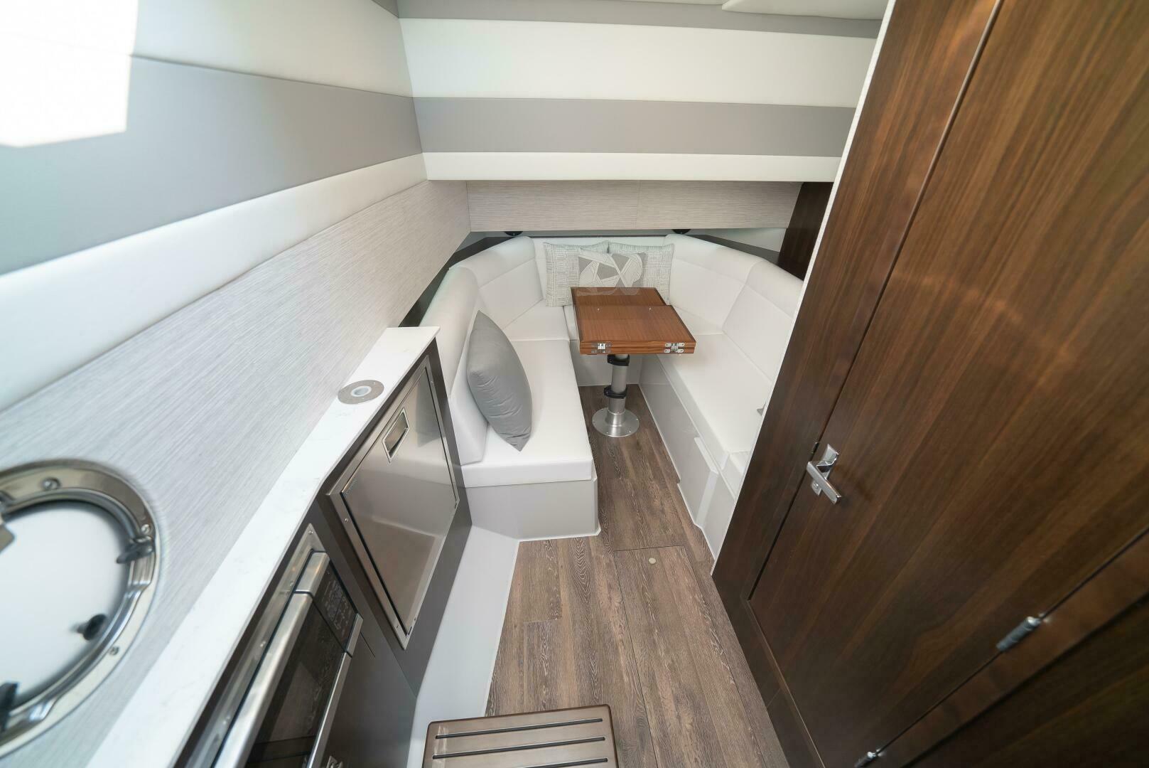 Slide: The Image of 2024 Cruisers Yachts 42 - Galati Yacht Sales Trade - Salon - 4611783