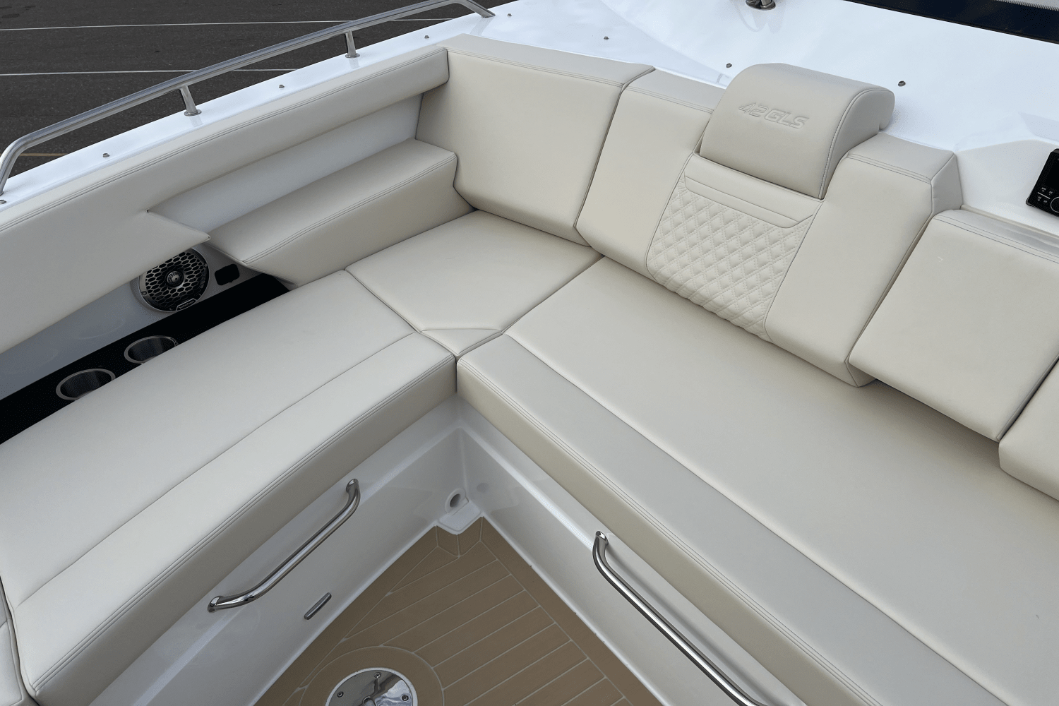 Slide: The Image of Cruisers 42 GLS 2025 - 21