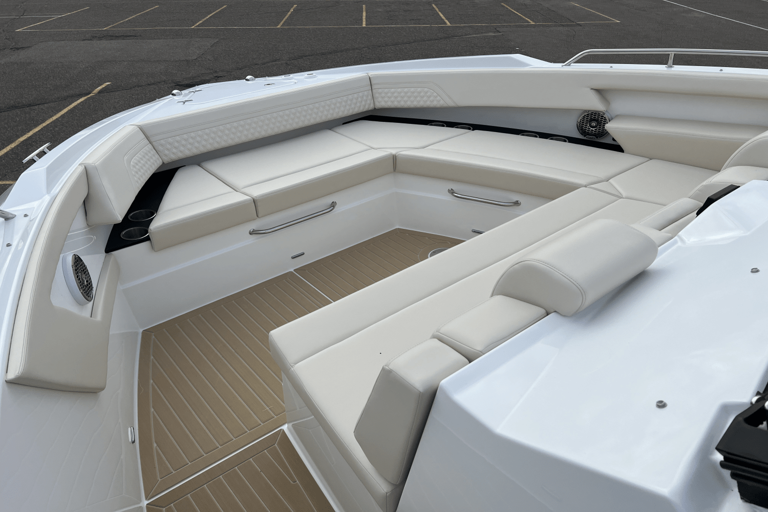 Slide: The Image of Cruisers 42 GLS 2025 - 22