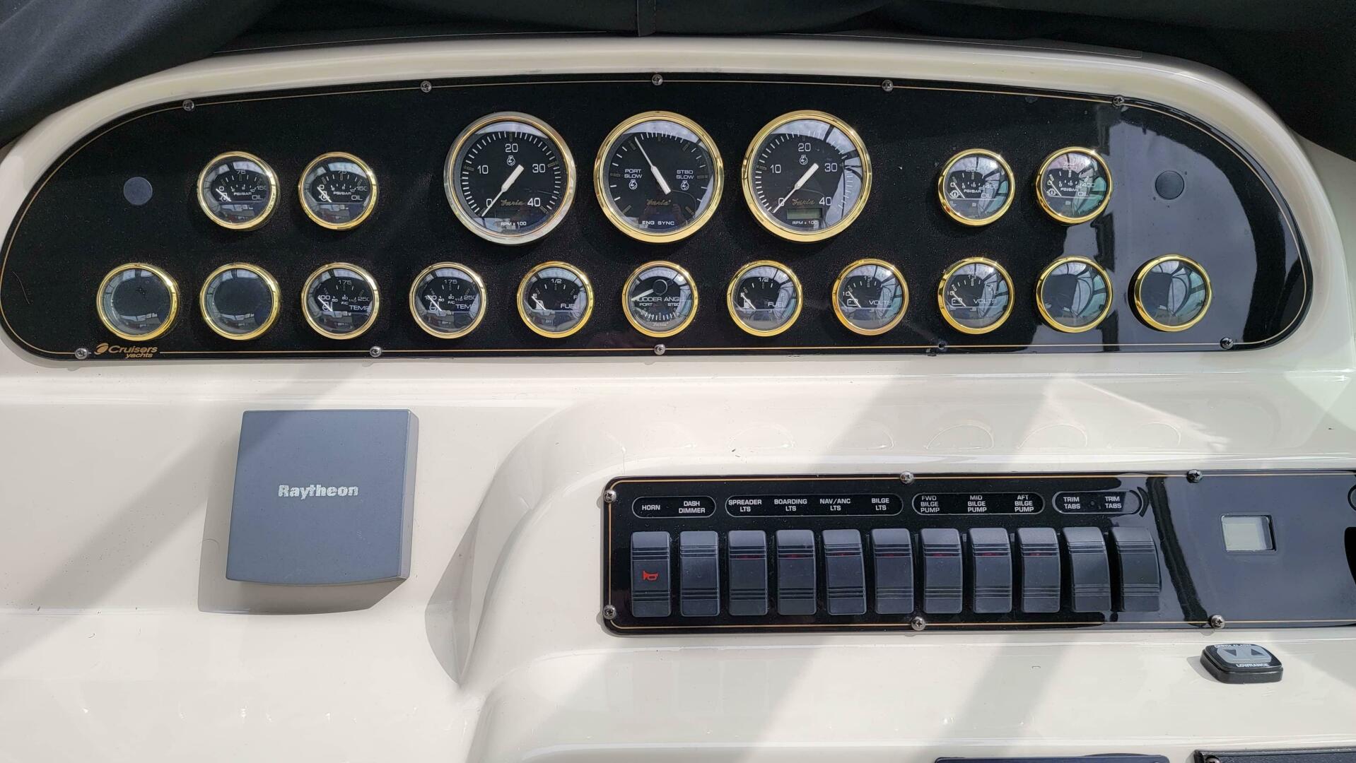 Slide: The Image of Cruisers 4450 Express Motor Yacht 2000 - 4433495