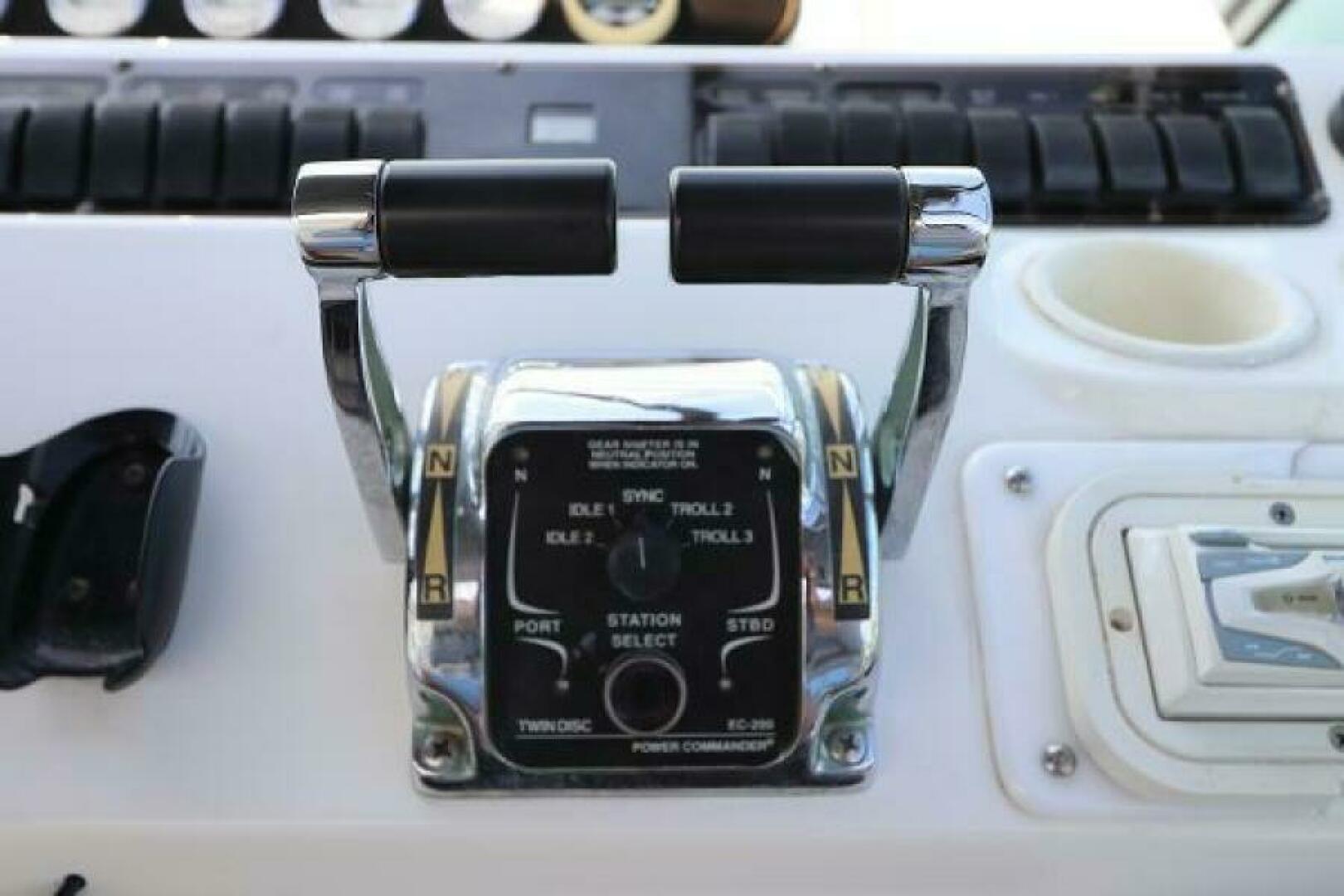Slide: The Image of Cruisers 4450 Express Motor Yacht 2000 - 5390045