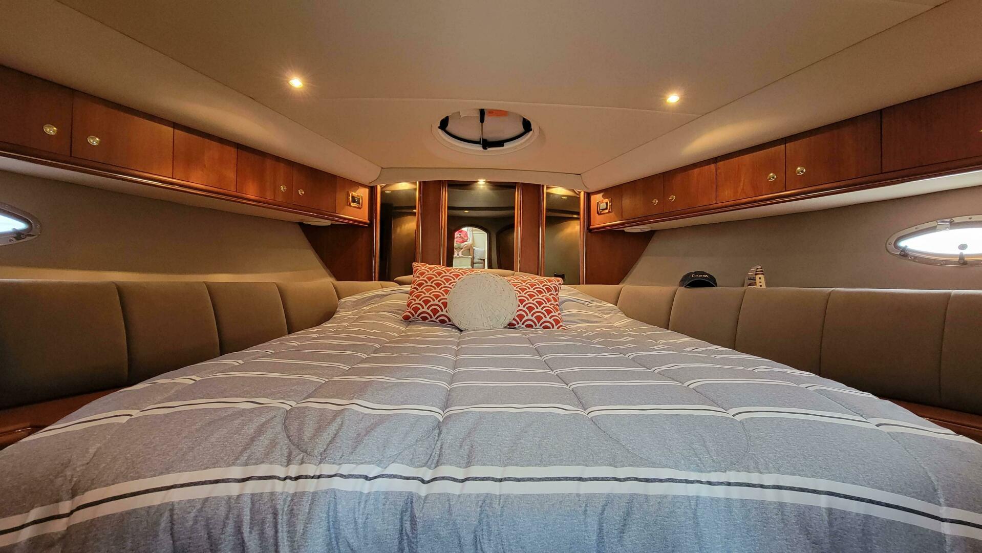 Slide: The Image of Cruisers 4450 Express Motor Yacht 2000 - 4433467