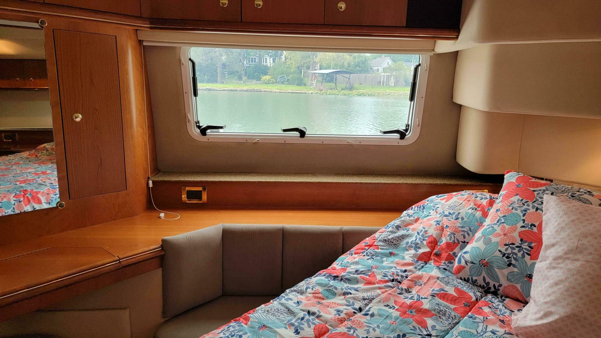 Slide: The Image of Cruisers 4450 Express Motor Yacht 2000 - 4433607
