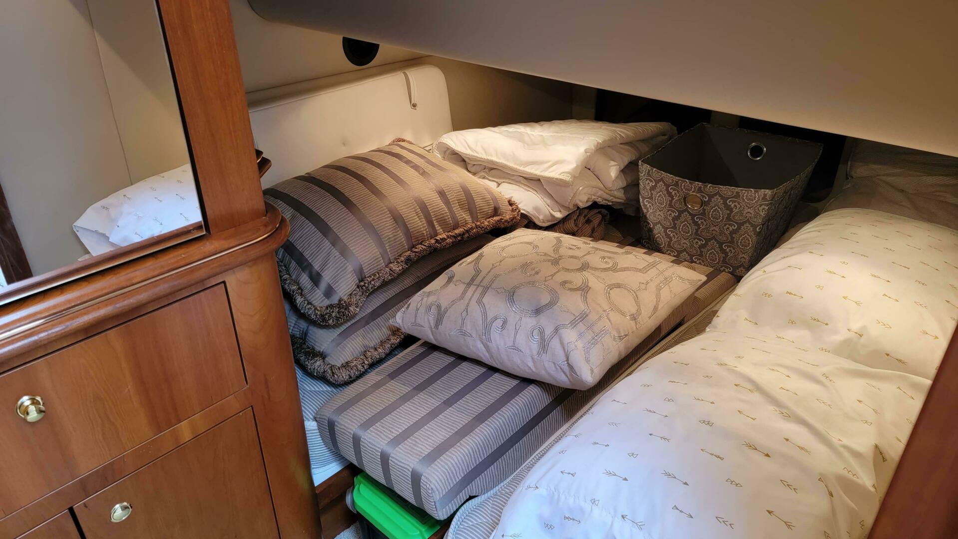 Slide: The Image of Cruisers 4450 Express Motor Yacht 2000 - 4433710