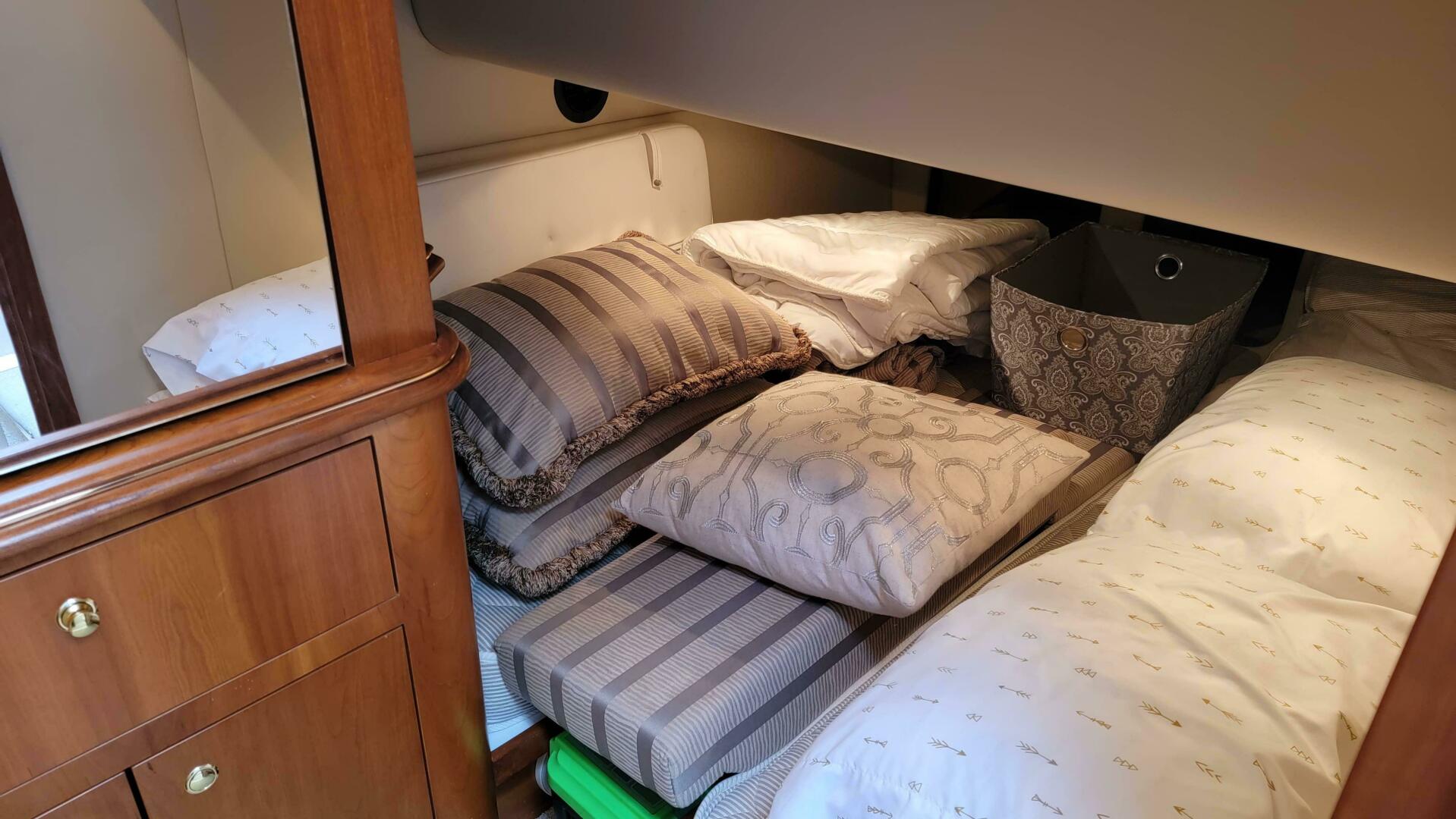 Slide: The Image of Cruisers 4450 Express Motor Yacht 2000 - 4433714