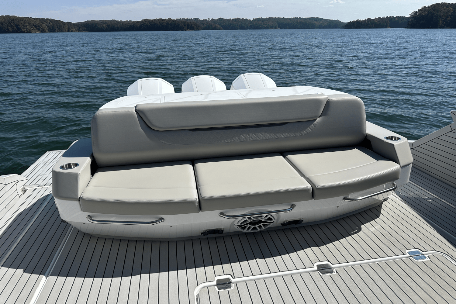 Slide: The Image of Cruisers 50 GLS Outboard 2024 - 42