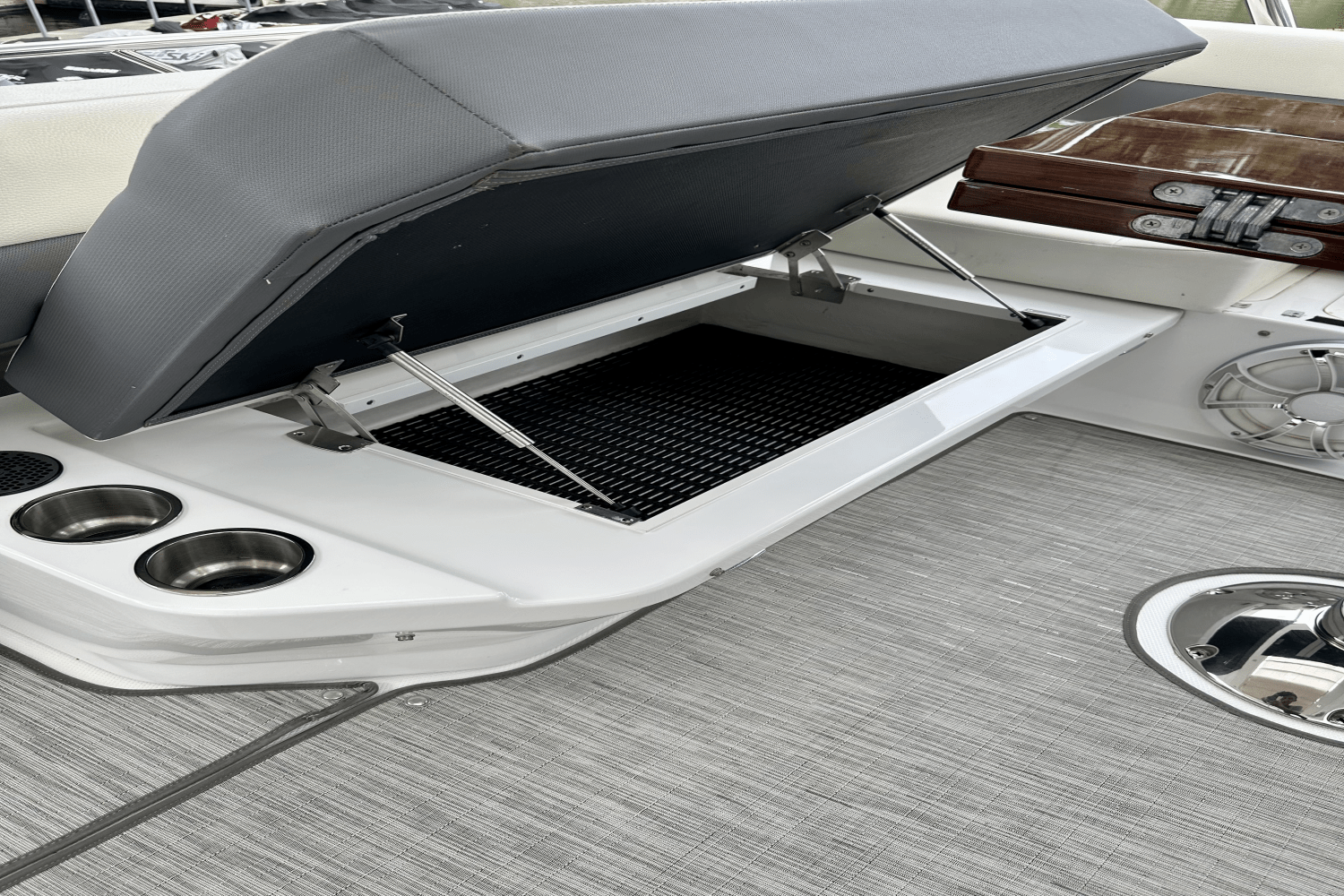 Slide: The Image of Cruisers 60 FLY 2020 - 24
