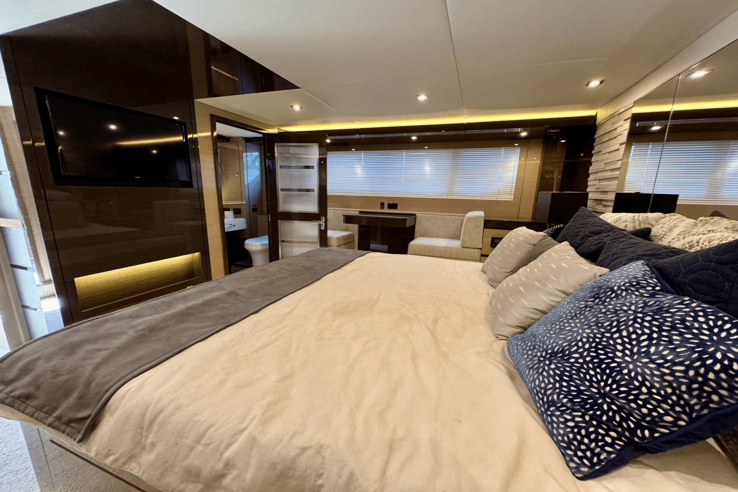 Slide: The Image of Cruisers 60 FLY 2020 - 66