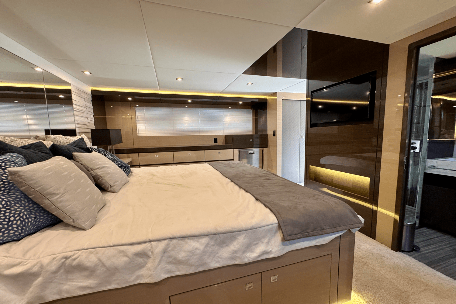 Slide: The Image of Cruisers 60 FLY 2020 - 67