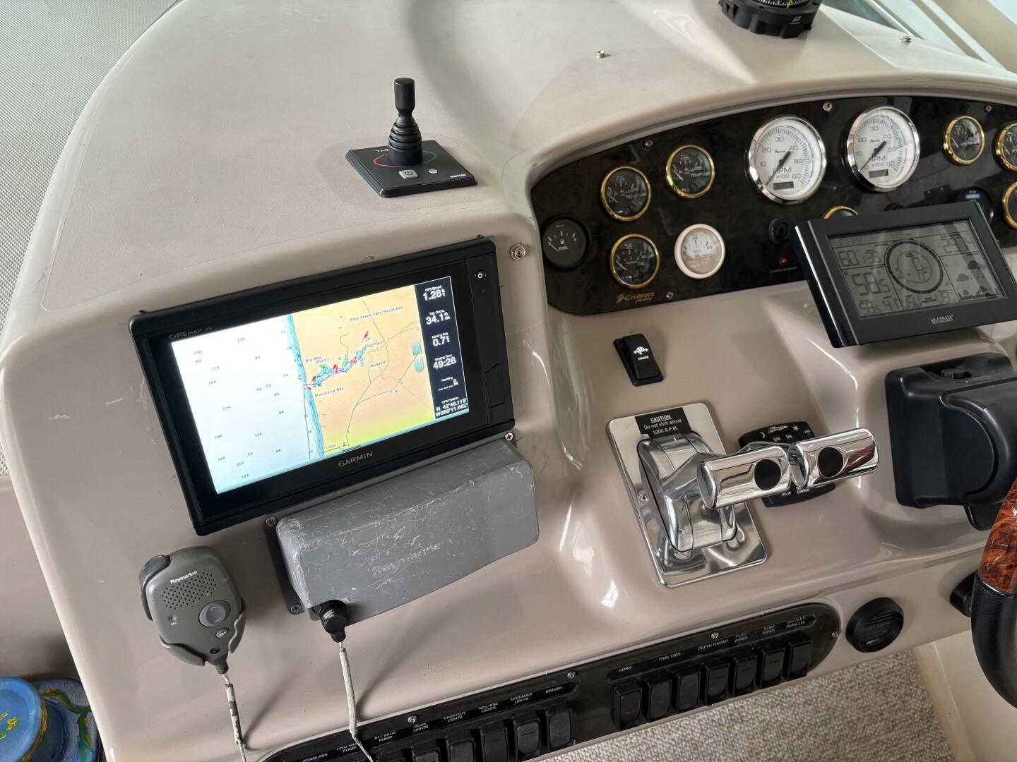 Slide: The Image of Cruisers Yachts 320 Express 2004 - 5325526