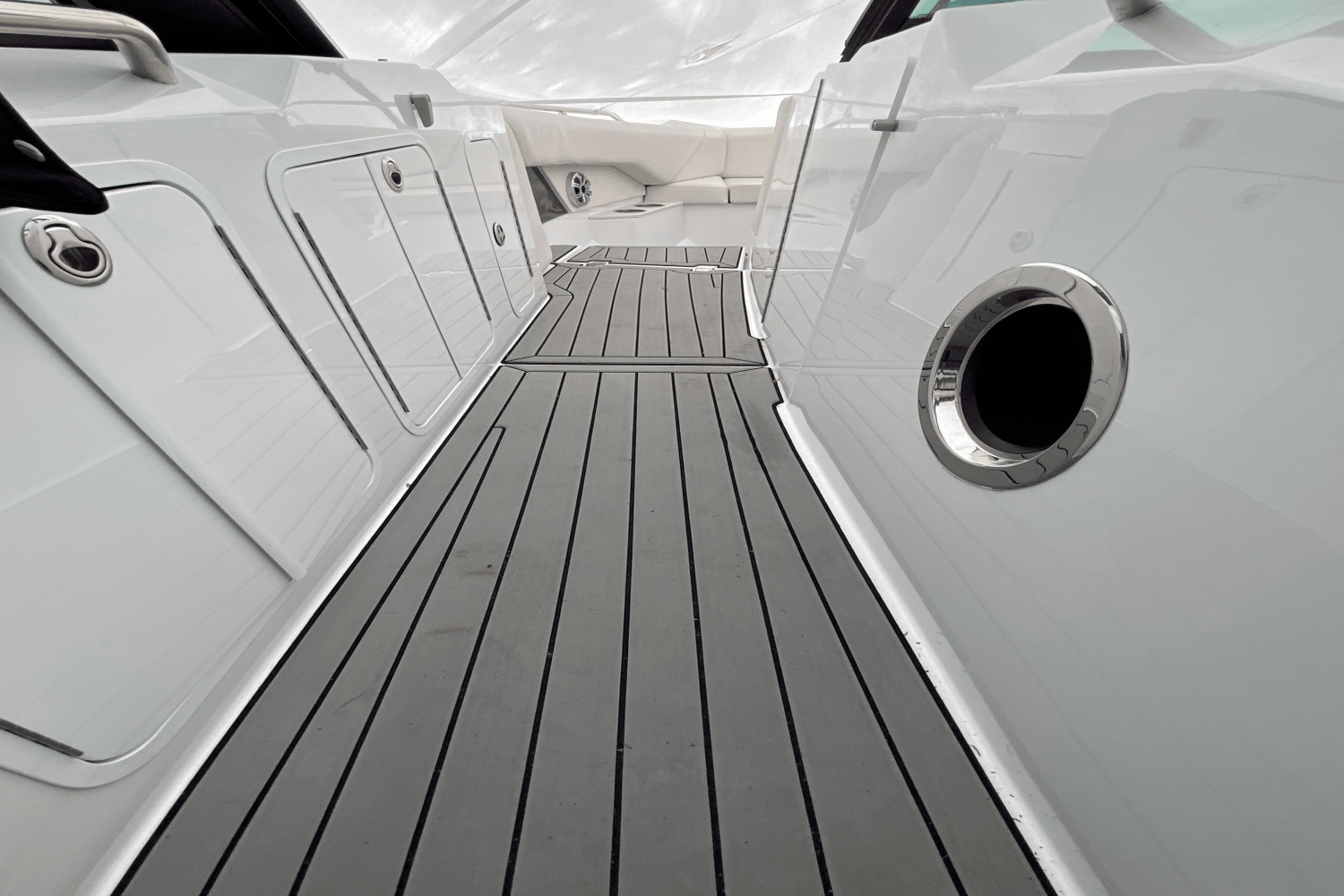 Slide: The Image of Cruisers Yachts 338 OB 2020 - 12