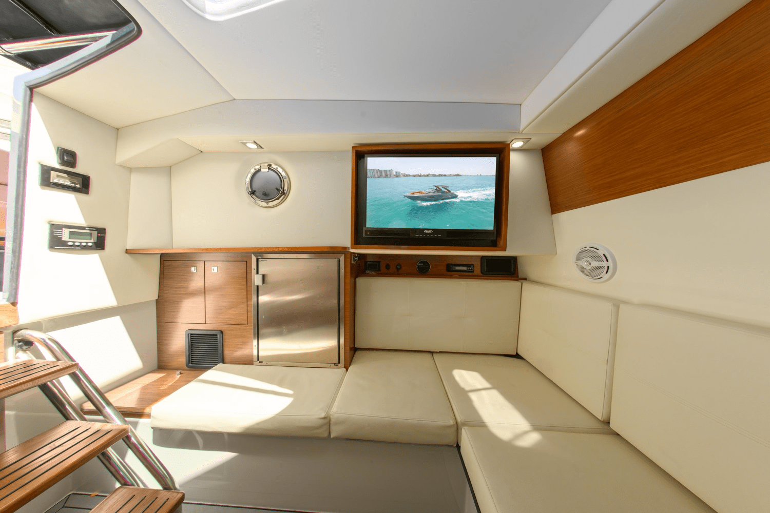 Slide: The Image of Cruisers Yachts 338 OB 2020 - 14