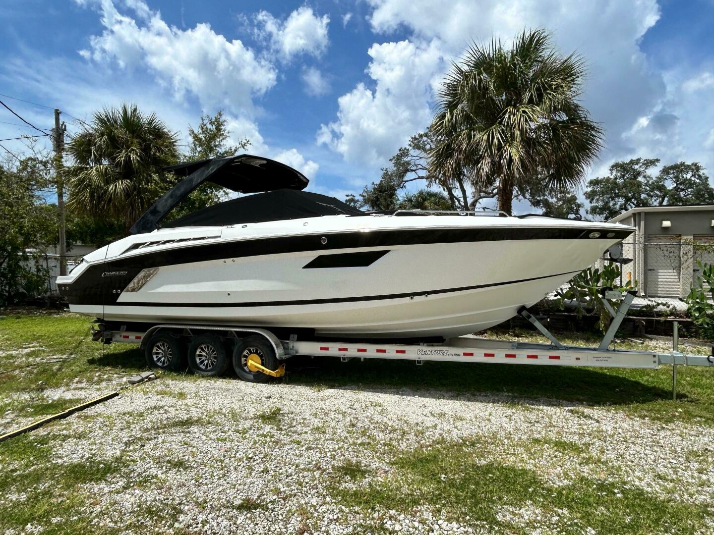 Slide: The Image of Cruisers Yachts 338 Sport Series 2017 - 5002001