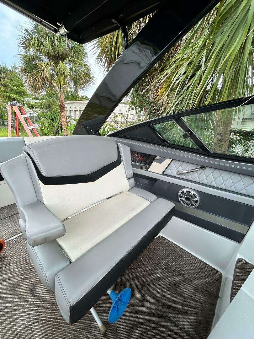 Slide: The Image of Cruisers Yachts 338 Sport Series 2017 - 5002009