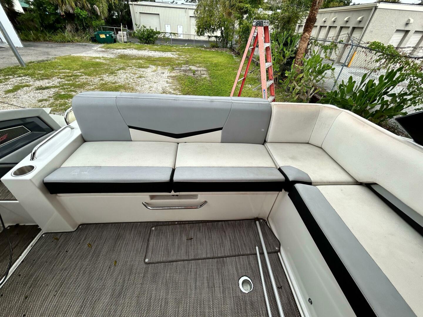 Slide: The Image of Cruisers Yachts 338 Sport Series 2017 - 5002021