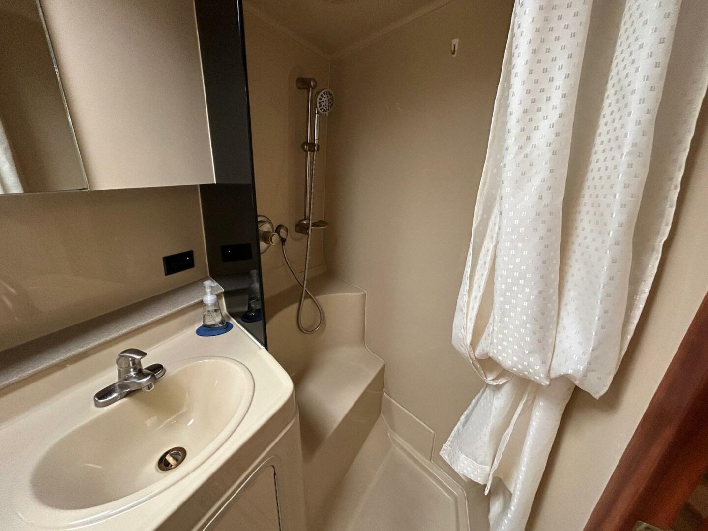 Slide: The Image of Cruisers Yachts 340 Express 2004 - 5257747