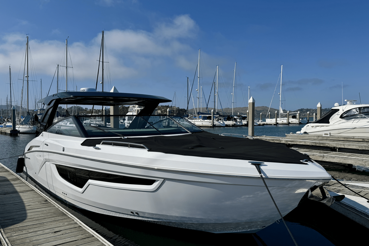 Slide: The Image of Cruisers Yachts 34 GLS 2023 - 18