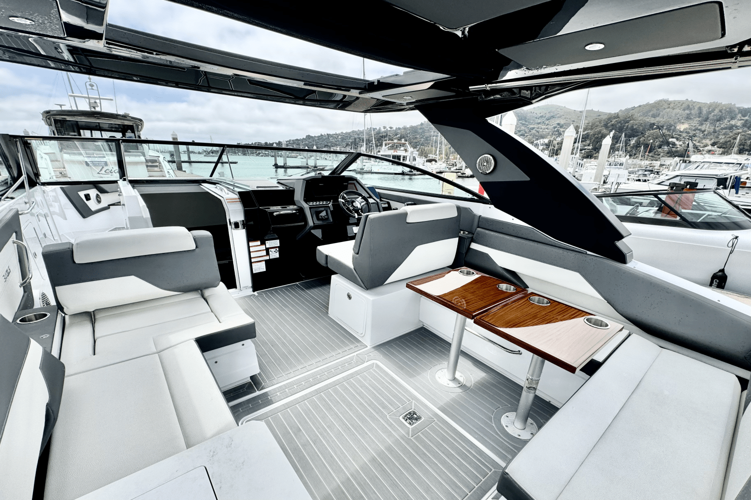 Slide: The Image of Cruisers Yachts 34 GLS 2023 - 30