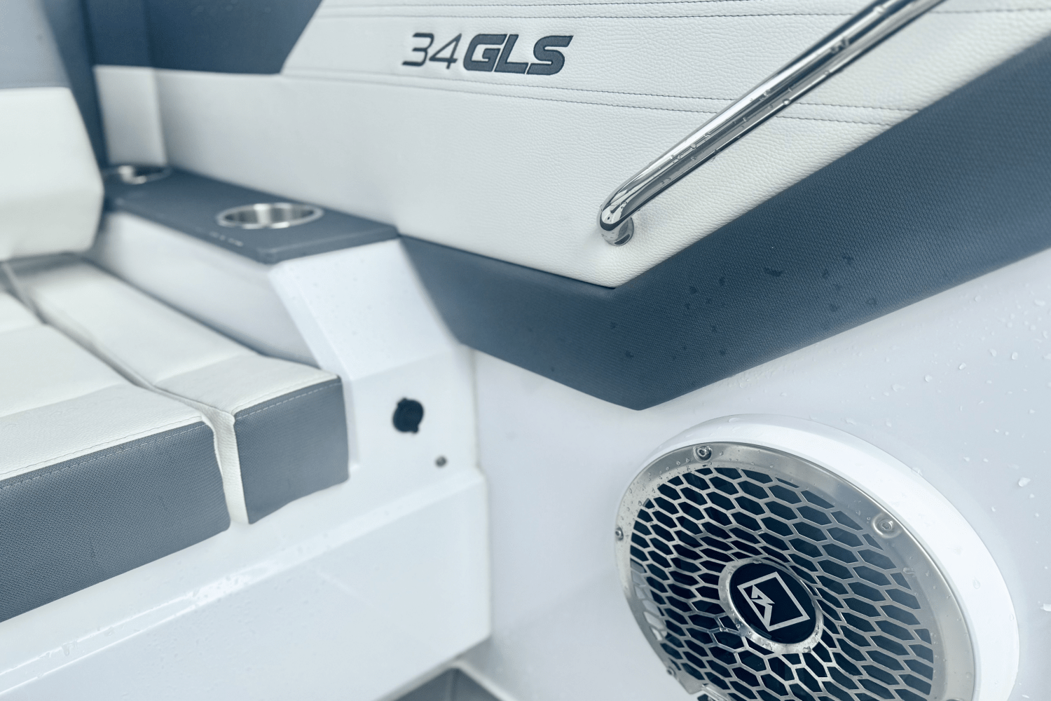 Slide: The Image of Cruisers Yachts 34 GLS 2023 - 31