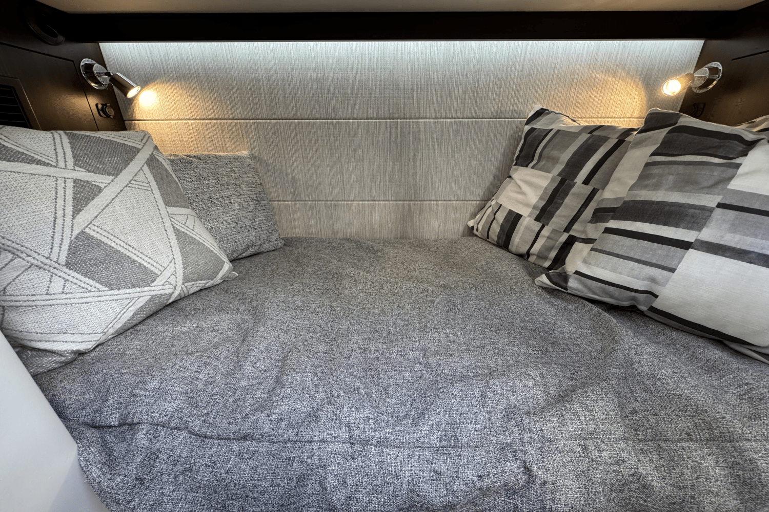 Slide: The Image of Cruisers Yachts 34 GLS 2023 - 5