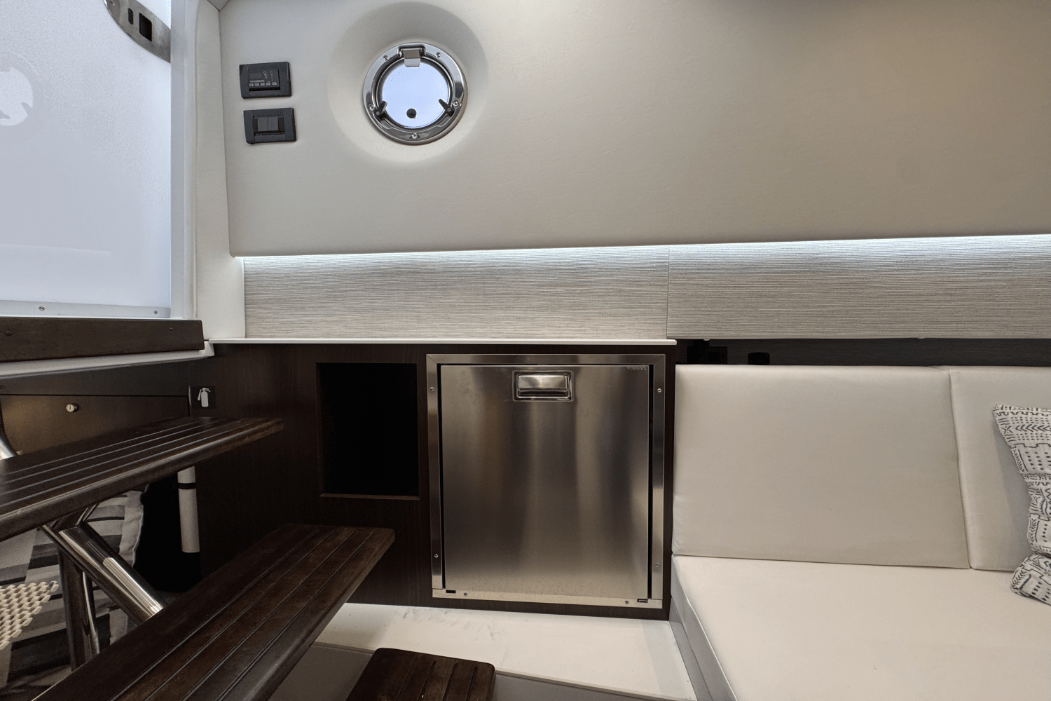 Slide: The Image of Cruisers Yachts 34 GLS 2023 - 9