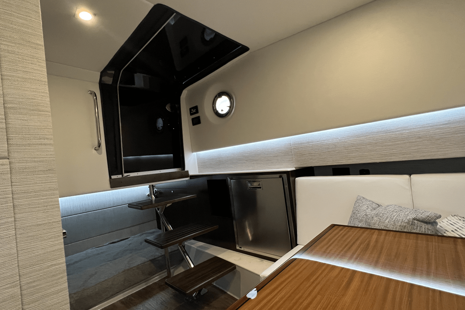 Slide: The Image of Cruisers Yachts 34GLS I/O SOUTH BEACH 2023 - 107