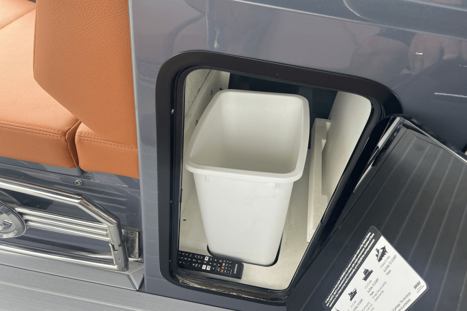 Slide: The Image of Cruisers Yachts 34GLS I/O SOUTH BEACH 2023 - 35