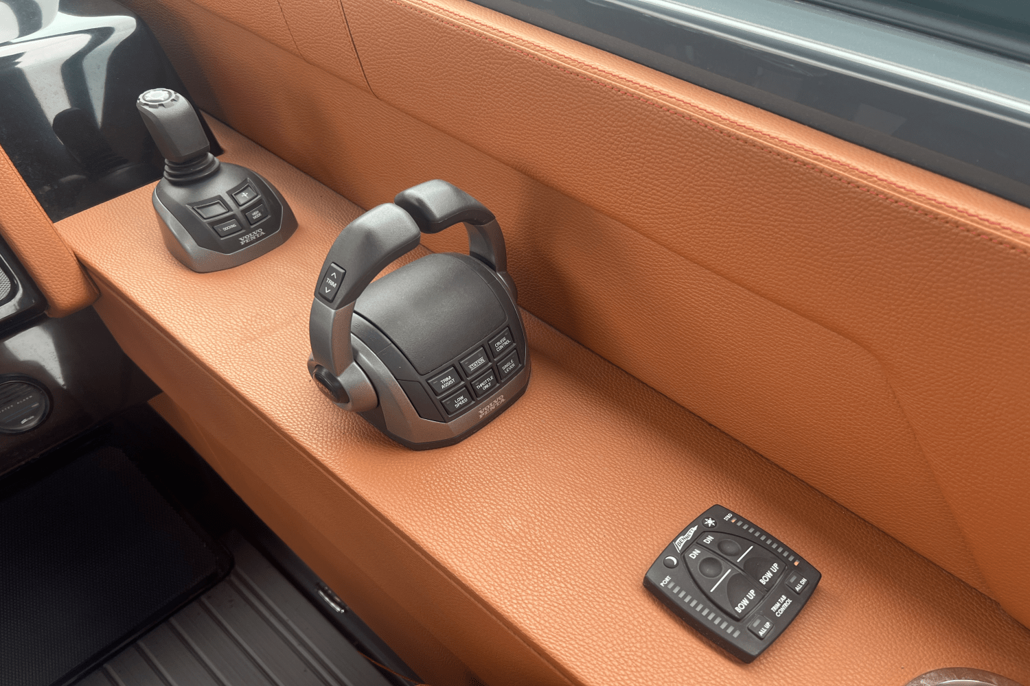 Slide: The Image of Cruisers Yachts 34GLS I/O SOUTH BEACH 2023 - 39