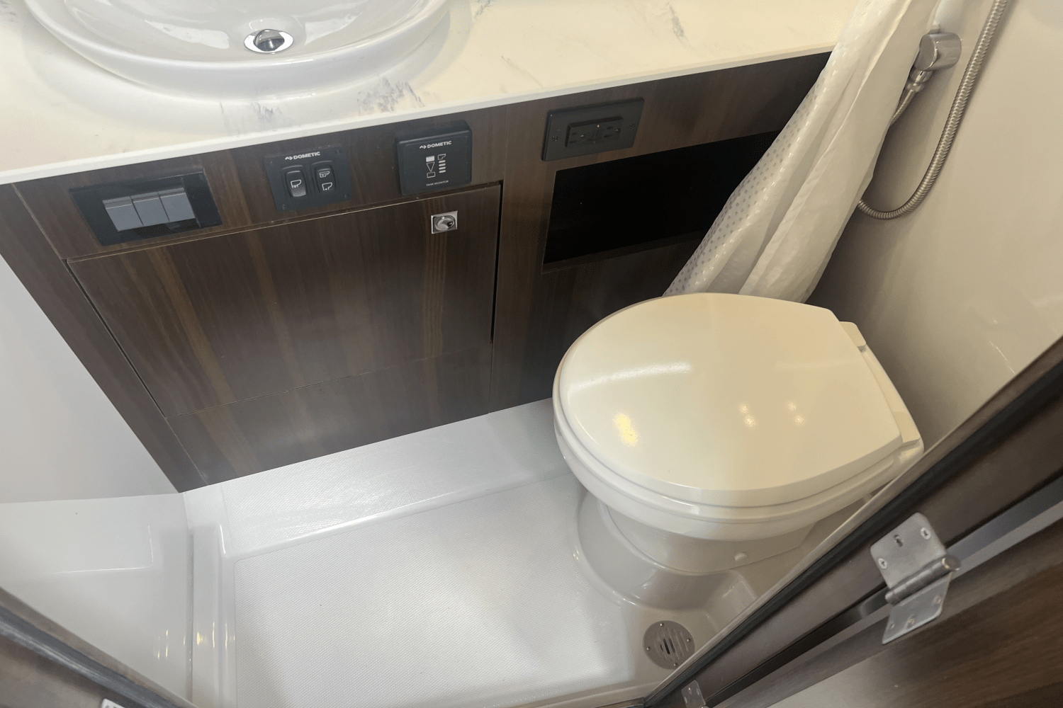 Slide: The Image of Cruisers Yachts 34GLS I/O SOUTH BEACH 2023 - 54