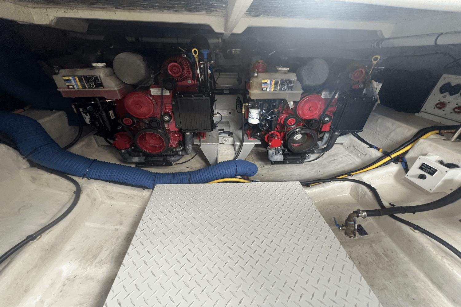 Slide: The Image of Cruisers Yachts 34GLS I/O SOUTH BEACH 2023 - 58