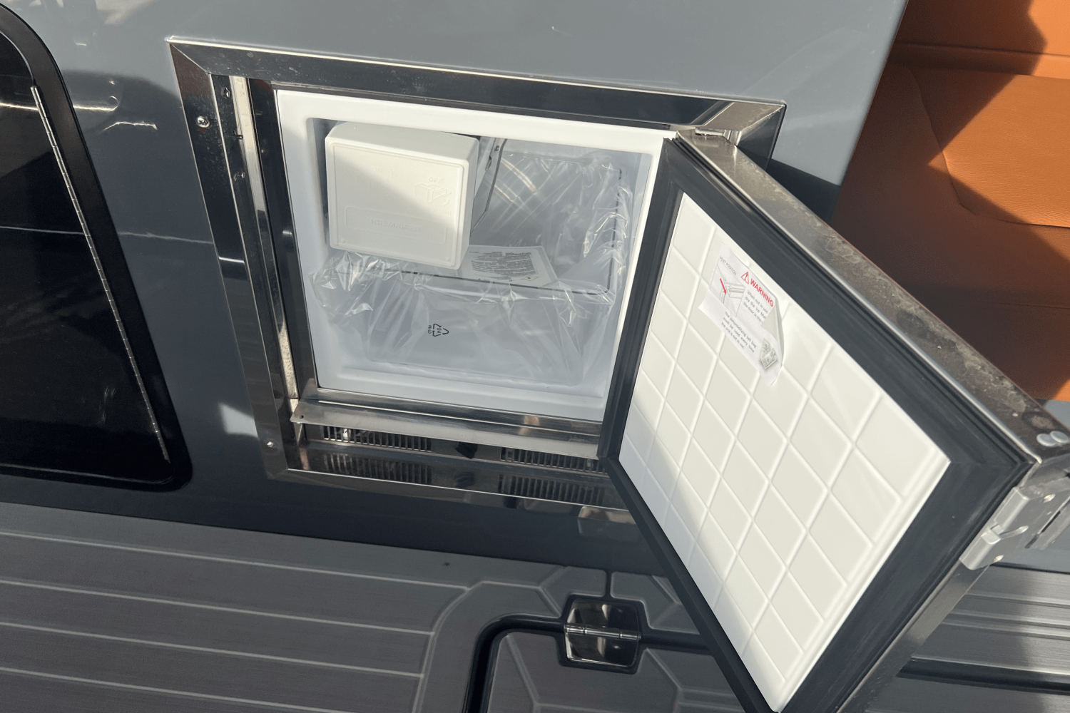 Slide: The Image of Cruisers Yachts 34GLS I/O SOUTH BEACH 2023 - 79