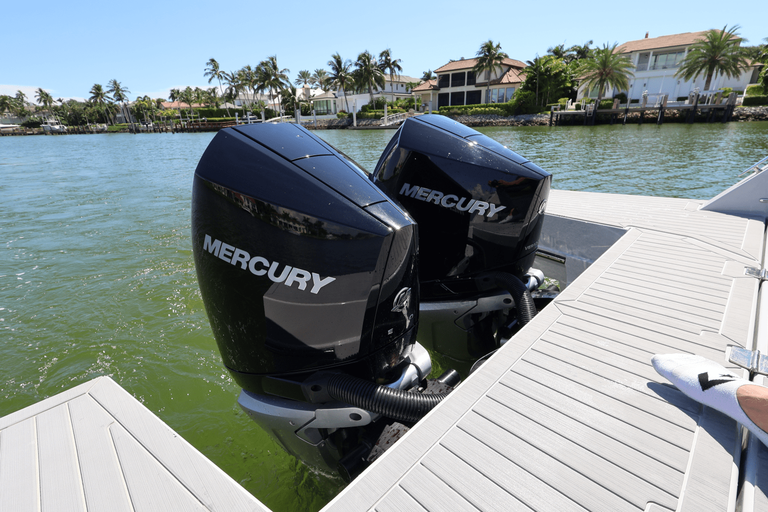 Slide: The Image of Cruisers Yachts 34 GLS South Beach Outboard 2024 - 10