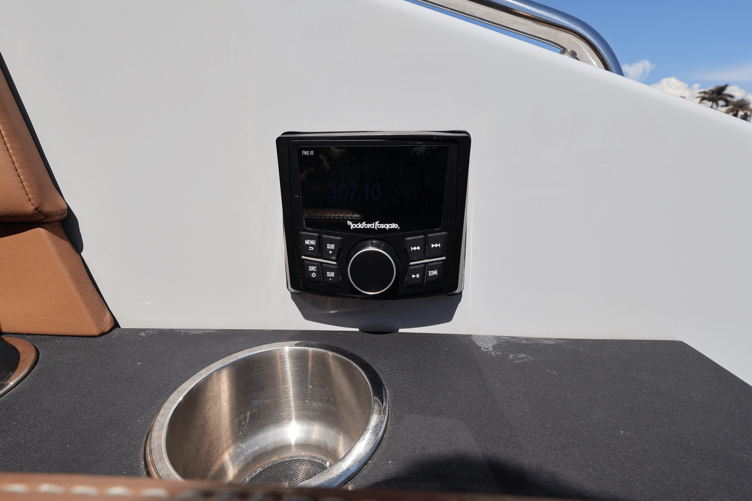 Slide: The Image of Cruisers Yachts 34 GLS South Beach Outboard 2024 - 13