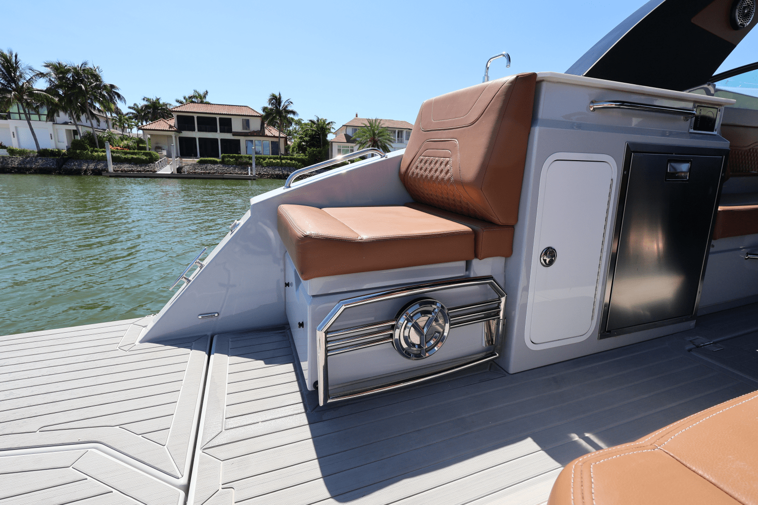 Slide: The Image of Cruisers Yachts 34 GLS South Beach Outboard 2024 - 14