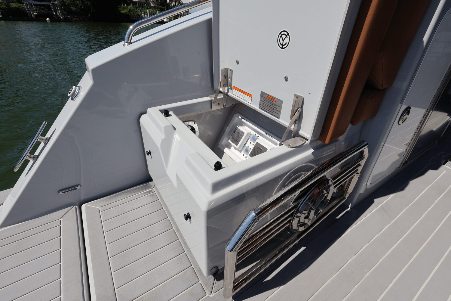 Slide: The Image of Cruisers Yachts 34 GLS South Beach Outboard 2024 - 15