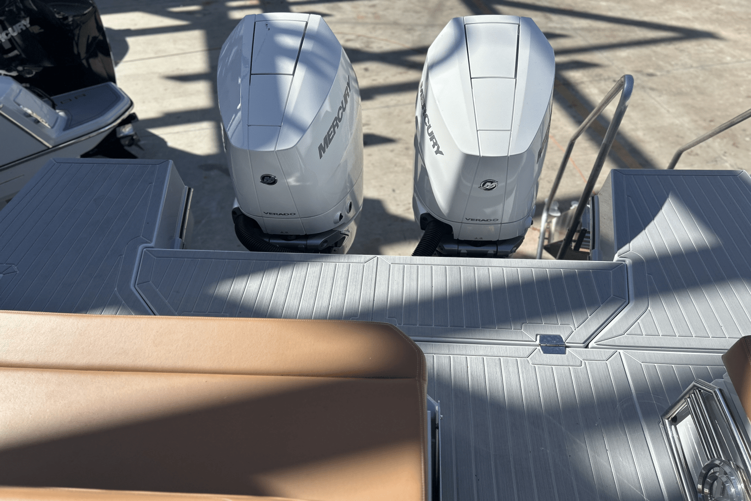 Slide: The Image of Cruisers Yachts 34 GLS South Beach Outboard 2024 - 19