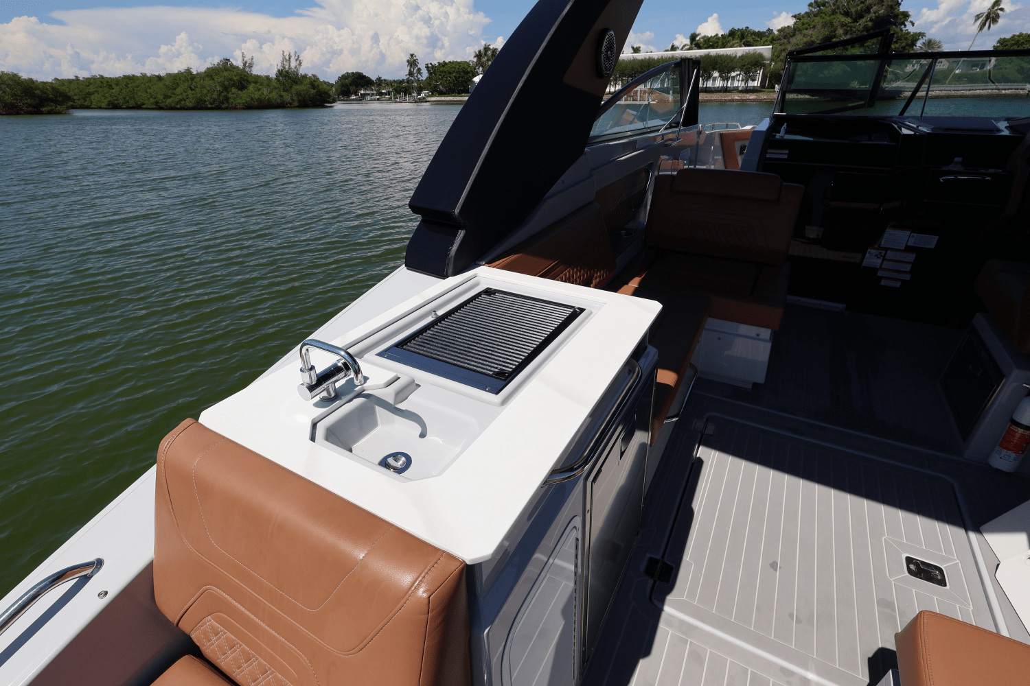 Slide: The Image of Cruisers Yachts 34 GLS South Beach Outboard 2024 - 19