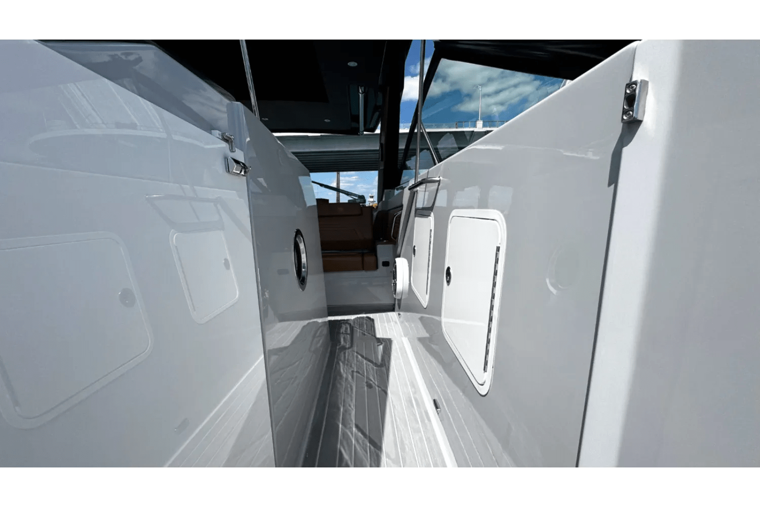 Slide: The Image of Cruisers Yachts 34 GLS South Beach Outboard 2024 - 20
