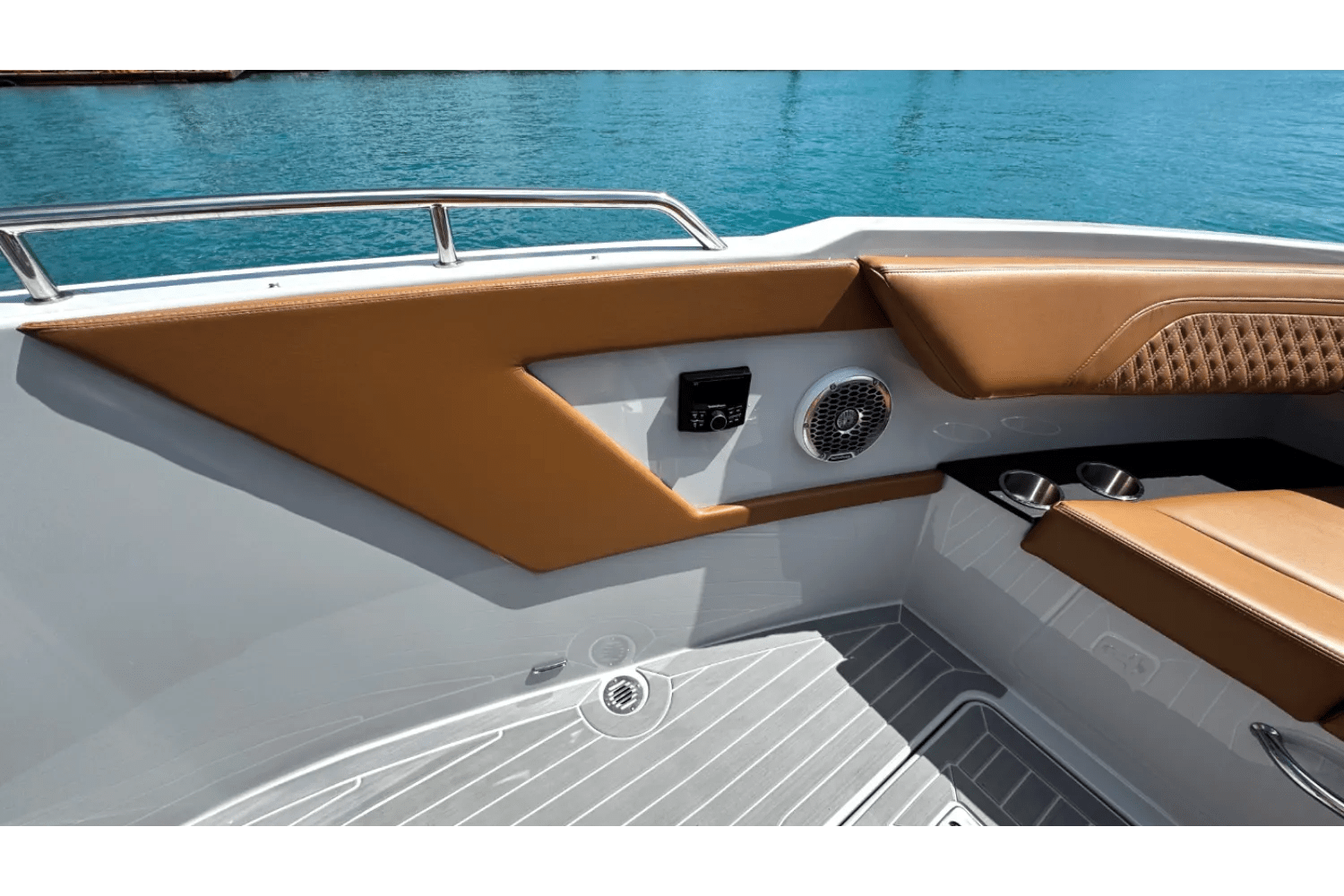 Slide: The Image of Cruisers Yachts 34 GLS South Beach Outboard 2024 - 21
