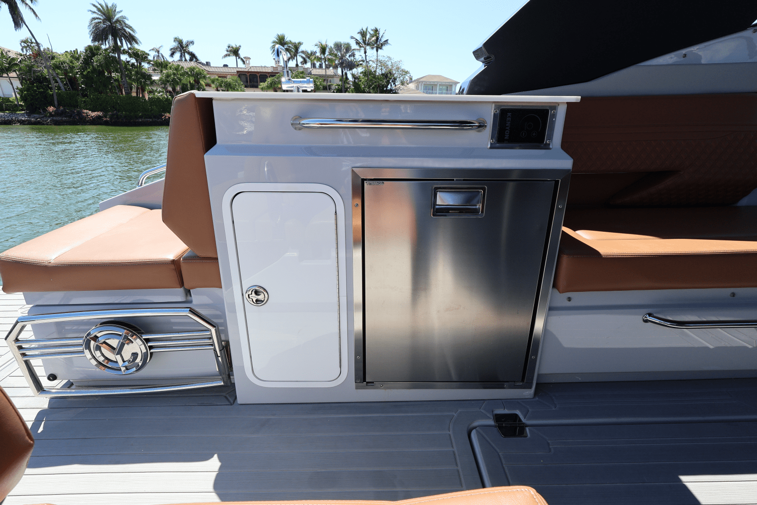 Slide: The Image of Cruisers Yachts 34 GLS South Beach Outboard 2024 - 21