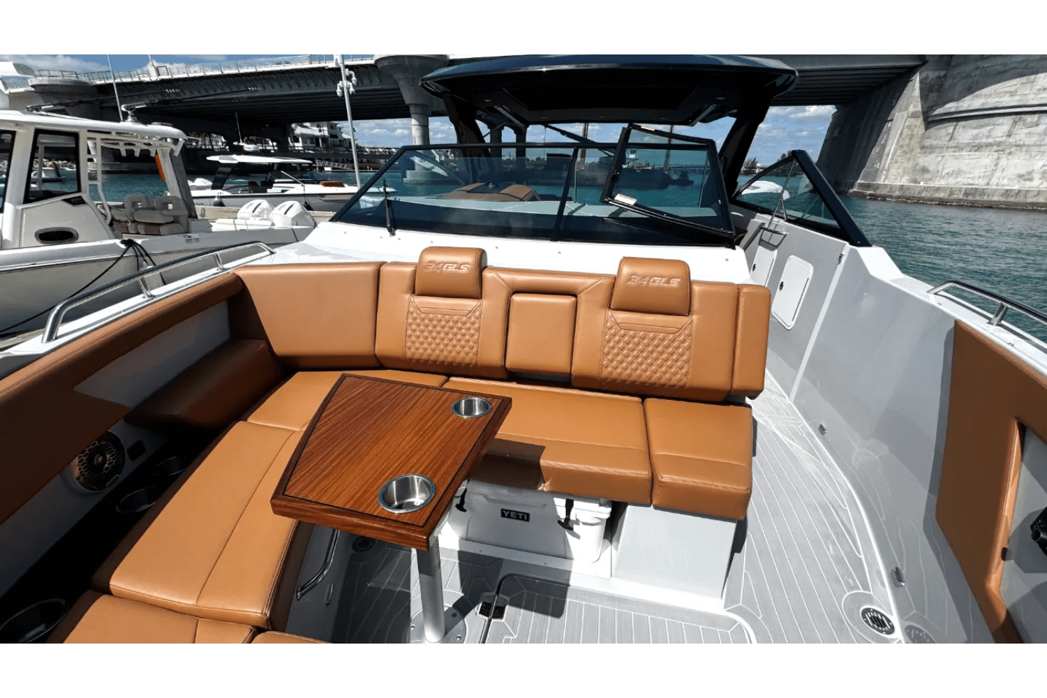 Slide: The Image of Cruisers Yachts 34 GLS South Beach Outboard 2024 - 22