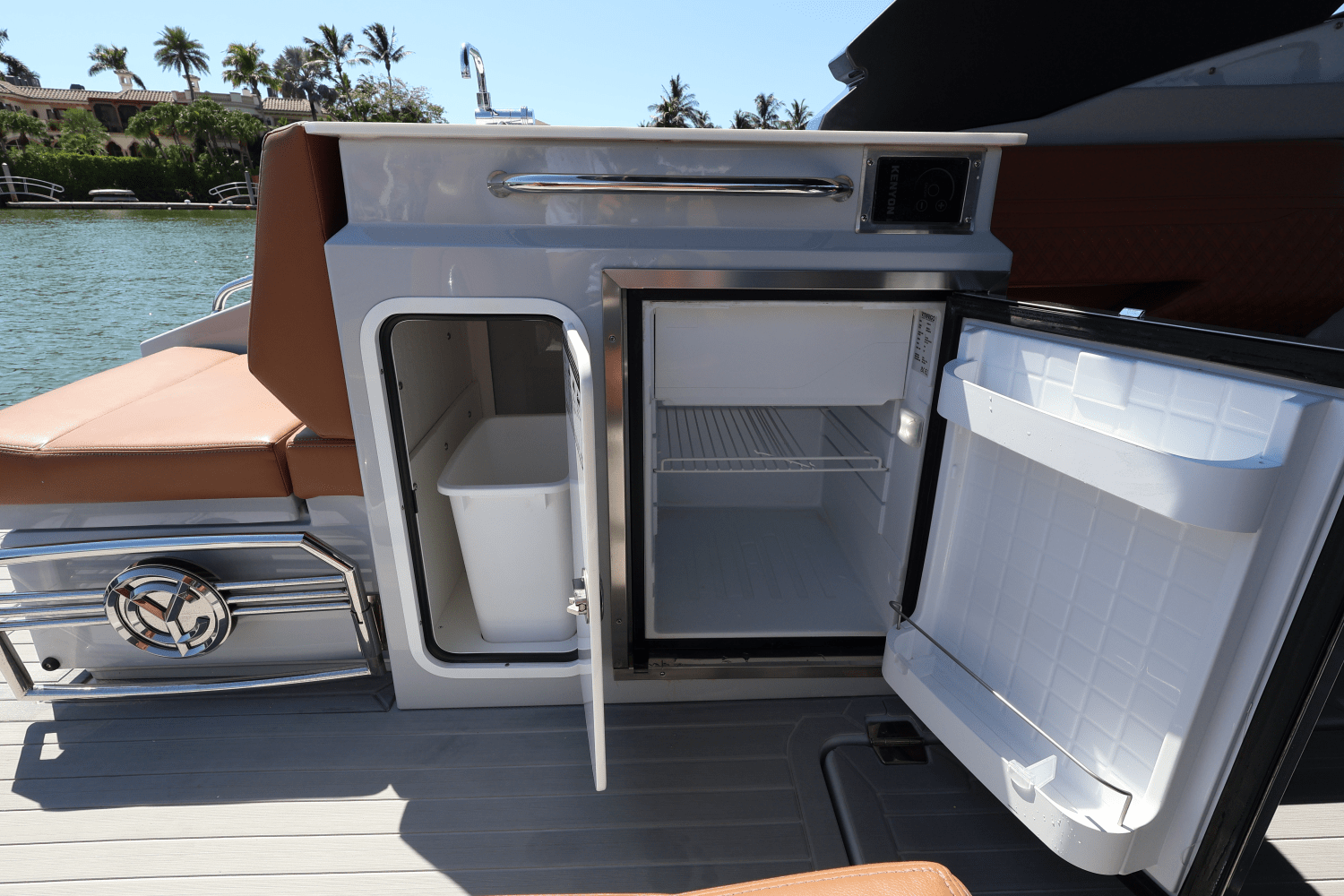 Slide: The Image of Cruisers Yachts 34 GLS South Beach Outboard 2024 - 22