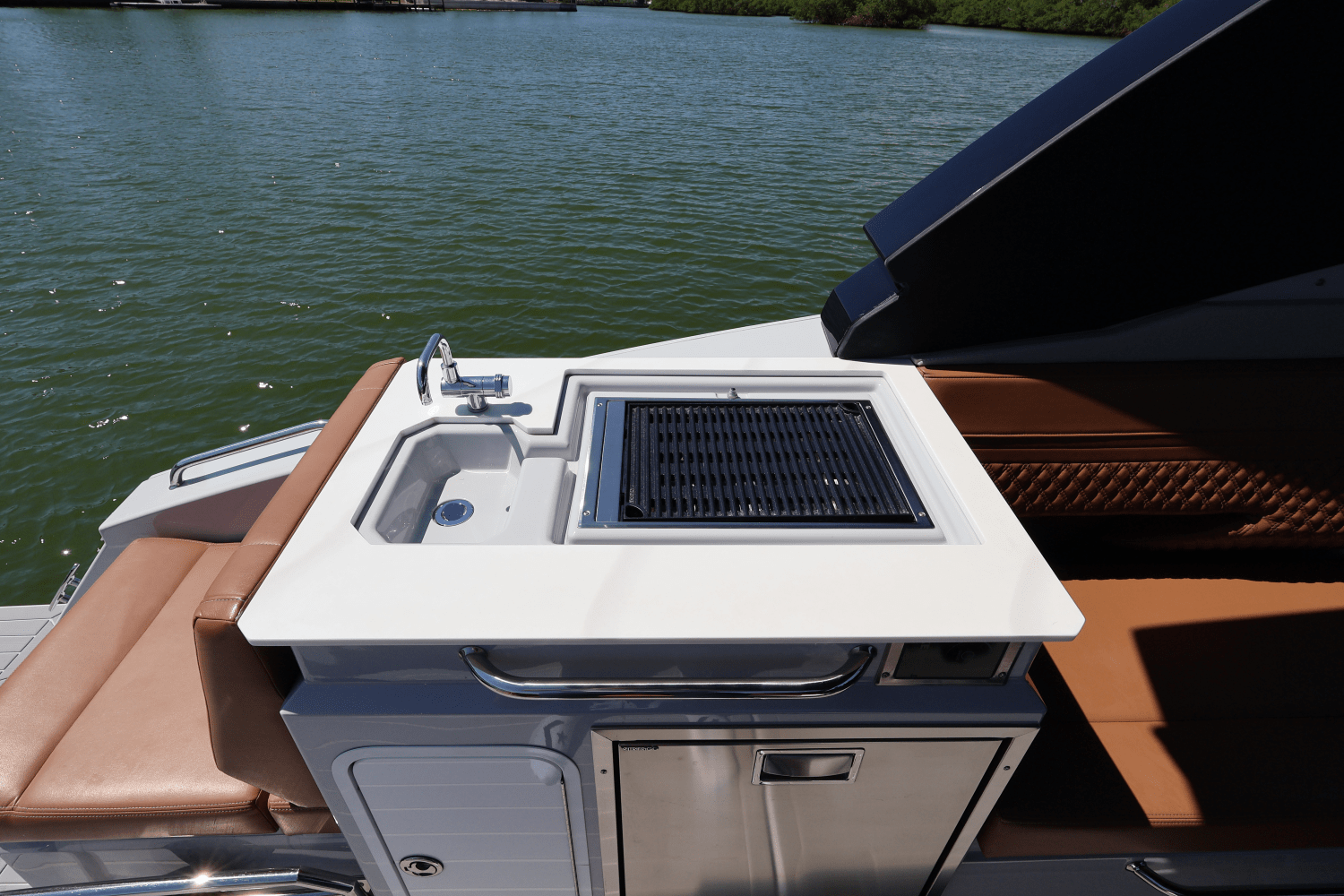 Slide: The Image of Cruisers Yachts 34 GLS South Beach Outboard 2024 - 23