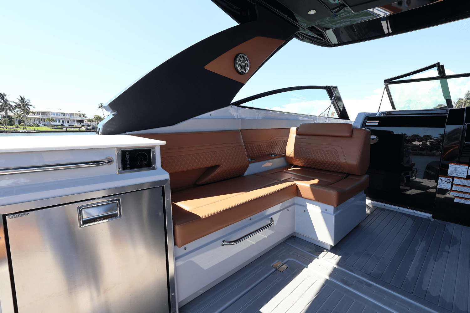 Slide: The Image of Cruisers Yachts 34 GLS South Beach Outboard 2024 - 24