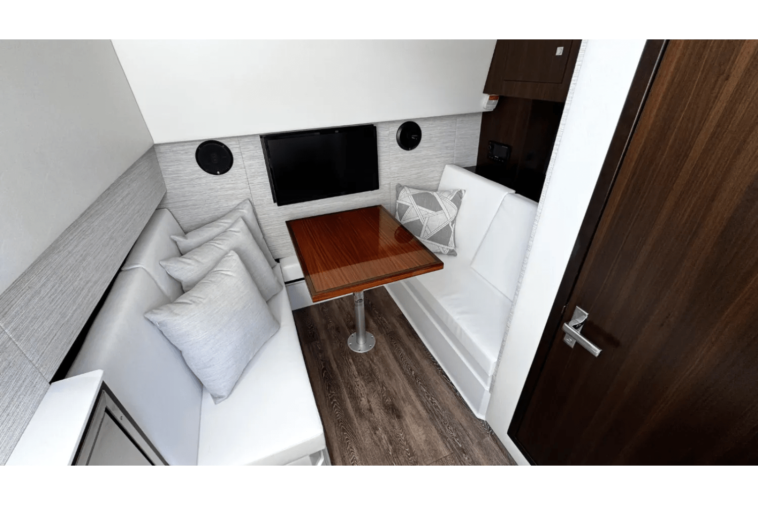 Slide: The Image of Cruisers Yachts 34 GLS South Beach Outboard 2024 - 24