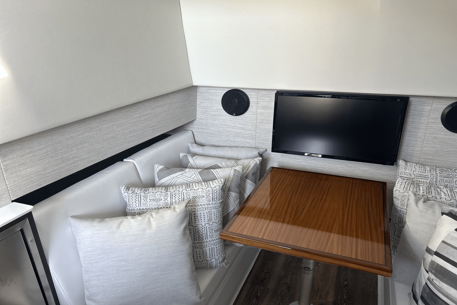 Slide: The Image of Cruisers Yachts 34 GLS South Beach Outboard 2024 - 26